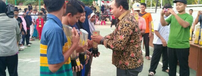 Penyerahan Trofi Cabang Olahraga Sepak Takraw untuk Putra dan Putri pada Kegiatan Gala Desa se-Kota Banda Aceh Tahun 2017