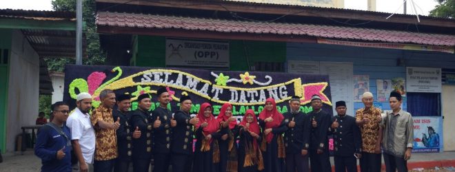 Aparatur Pemerintahan Gampong Peunayong Photo Bersama di Halaman Kantor Keuchik Peunayong pada Hari Penilaian Gampong Tingkat Kota Banda Aceh Tahun 2018