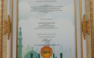 Piagam Penghargaan sebagai Gampong Taat Pajak pada Acara Anugerah Banda Aceh Madani Award 2015