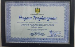 Piagam Penghargaan sebagai Juara 1 Lomba Gampong Tingkat Kota Banda Aceh Tahun 2018